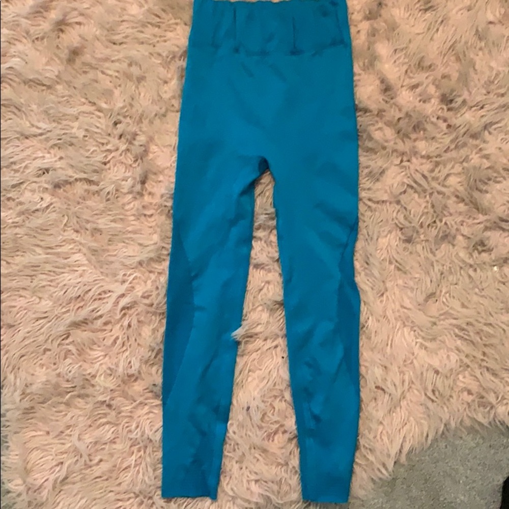 Fabletics Athletic Set - Picture 4 of 4
